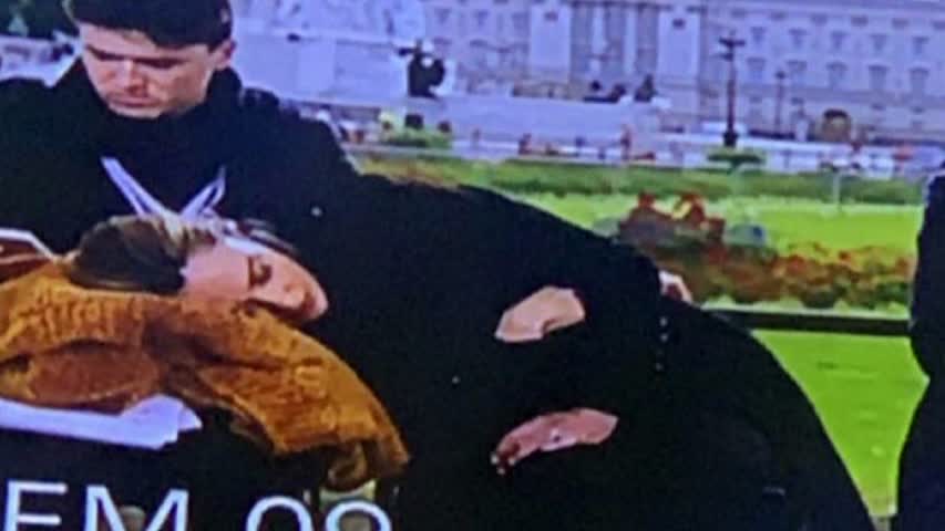 Фото - Телеведущая уснула в прямом эфире на похоронах Елизаветы II