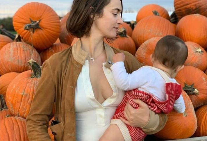 Ольга Зуева показала, как они с дочерью Одой Валентиной готовятся к Хэллоуину