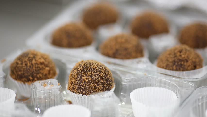 Фото - Информацию о раздаче детям в Оренбургской области опасных конфет опровергли: Фактчекинг